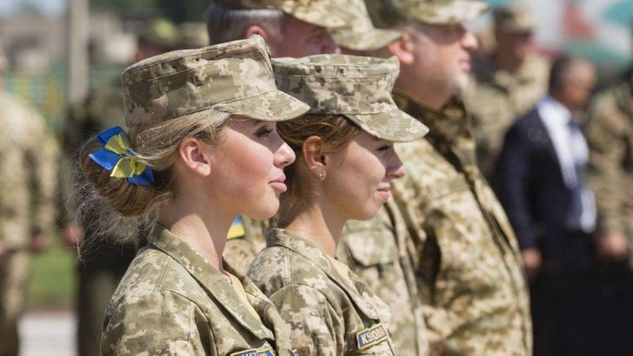 Військовий облік жінок в Україні: список професій офіційно скоротили