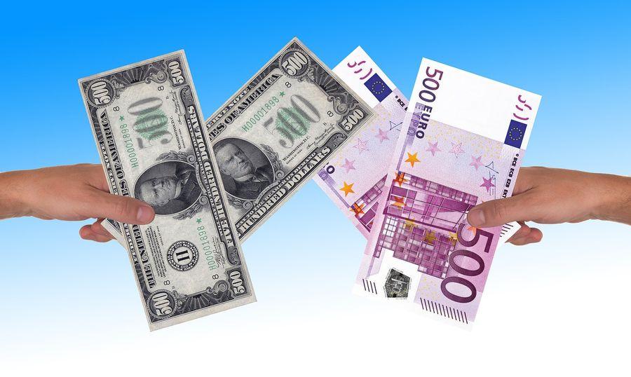 В Україні стрімко дорожчає долар та євро