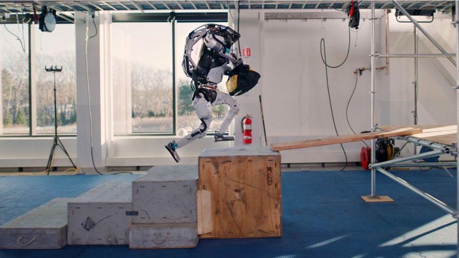 Робот Atlas від Boston Dynamics навчився переміщатися будівельним майданчиком (Відео)
